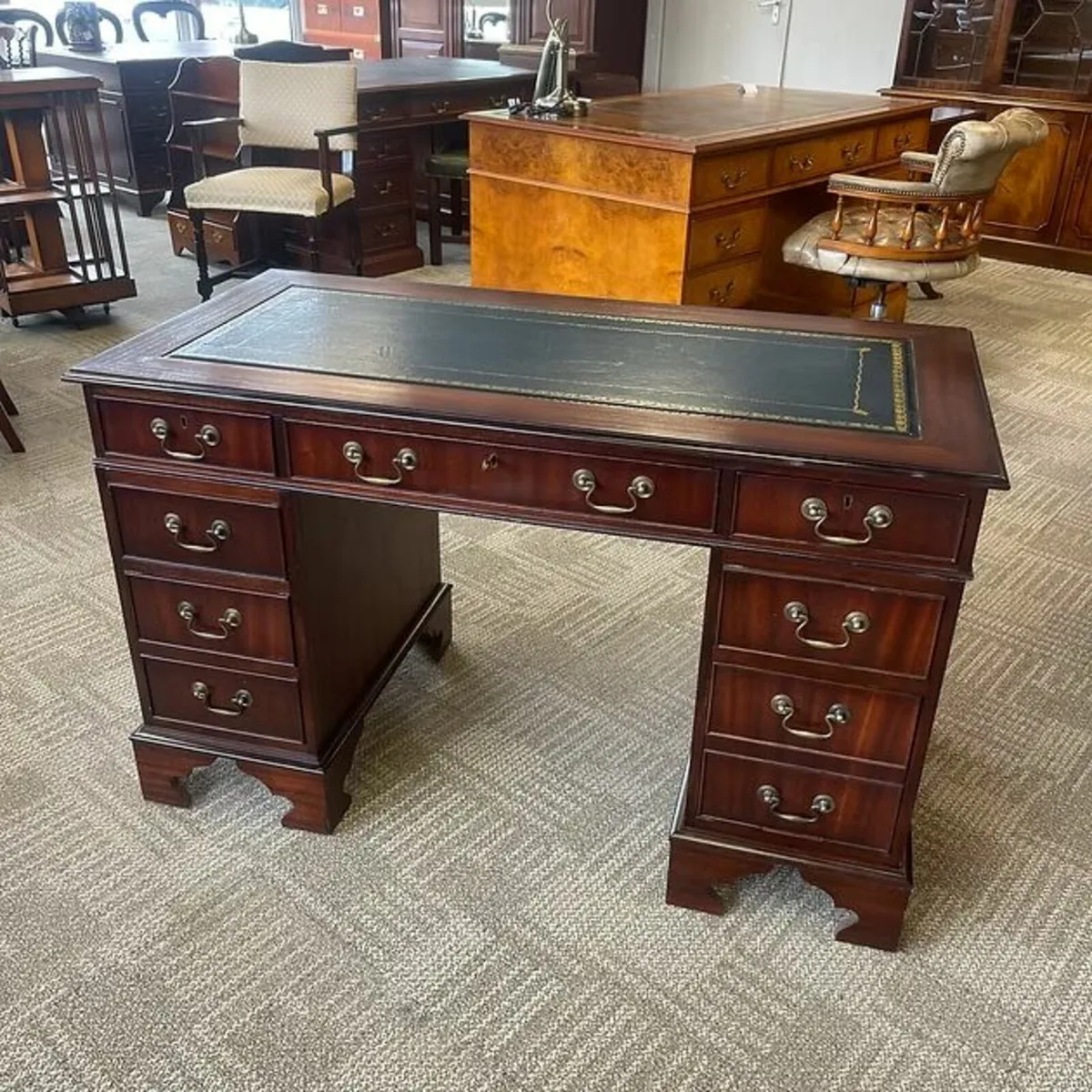 Beautiful mahogany twin pedestal writing desk. Blu - Image 1