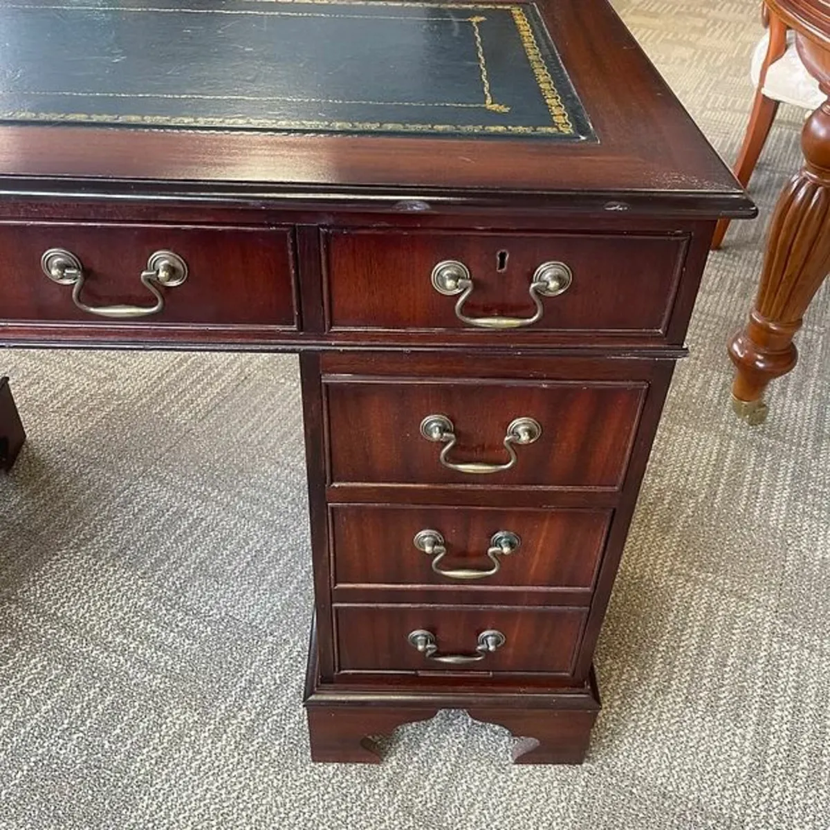 Beautiful mahogany twin pedestal writing desk. Blu - Image 2
