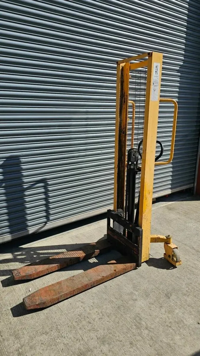 Manual Pallet Stacker - Image 1