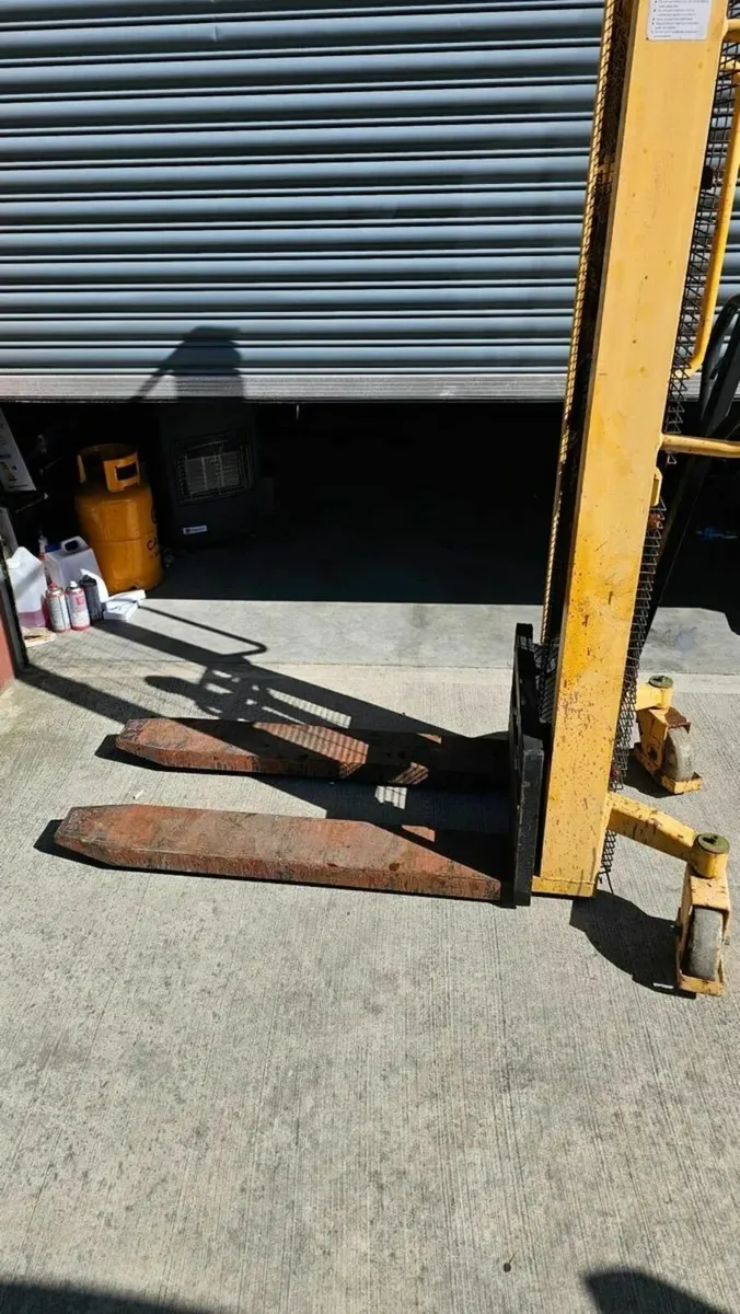 Manual Pallet Stacker - Image 4