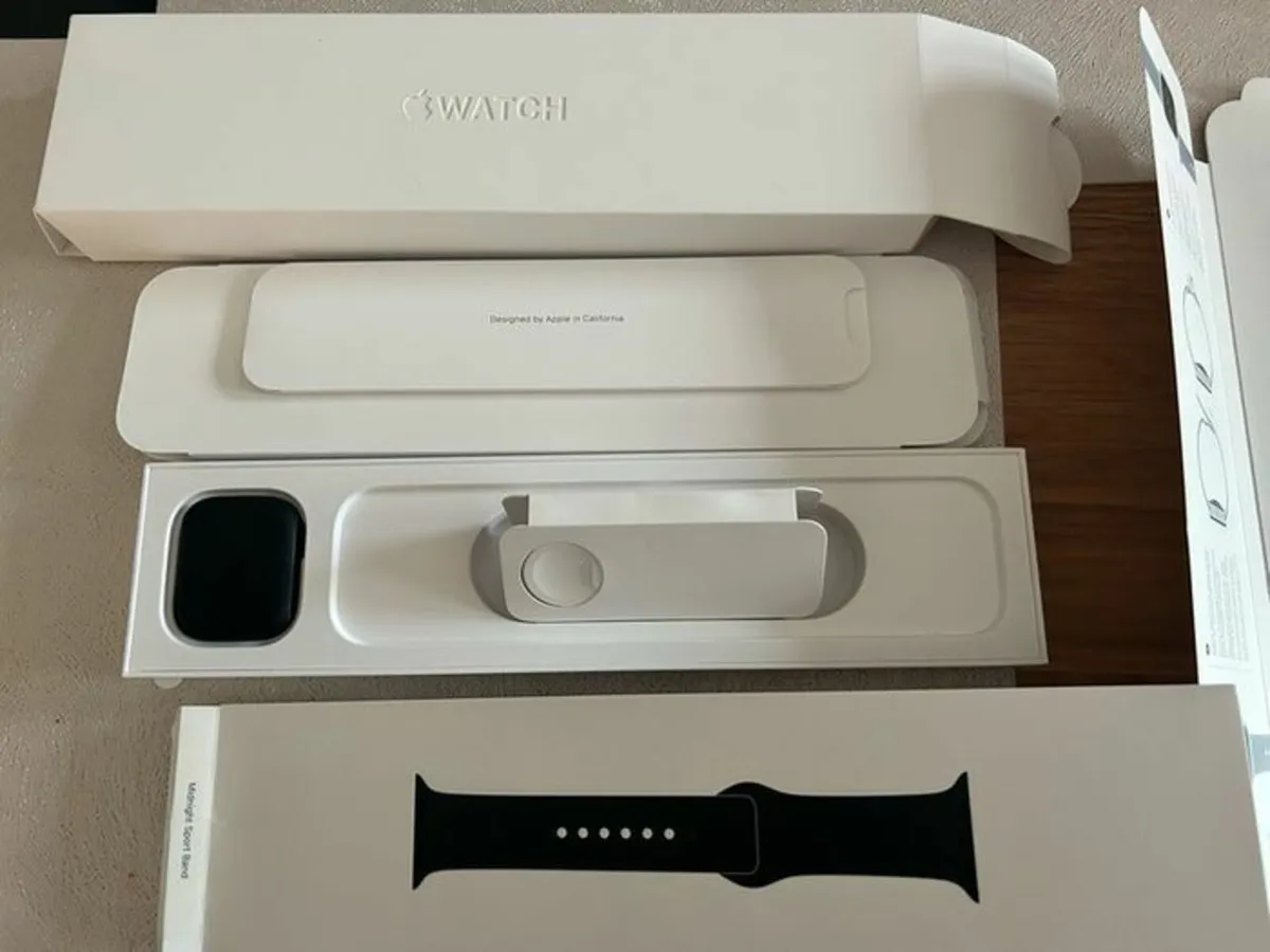 Apple Watch 8 45mm like new in box - Image 2