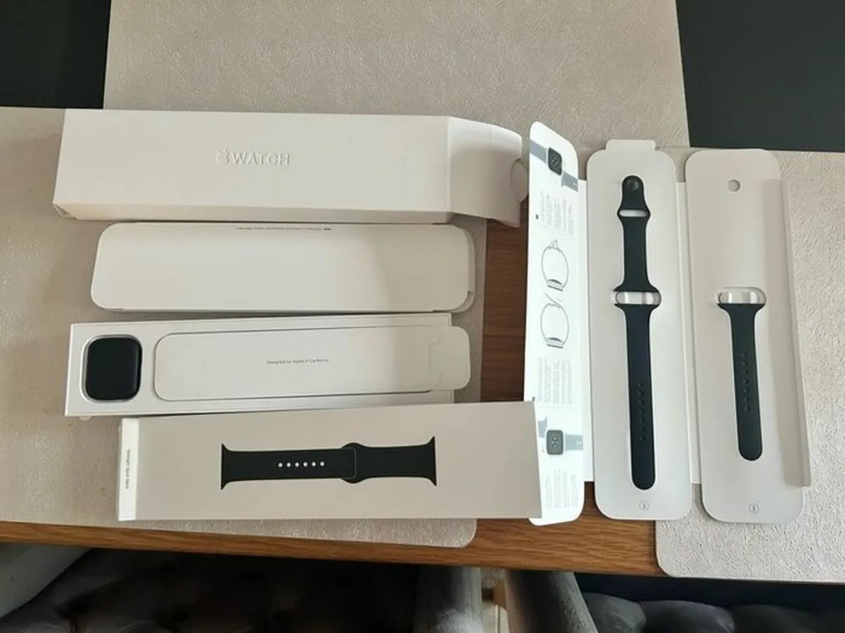 Apple Watch 8 45mm like new in box - Image 3