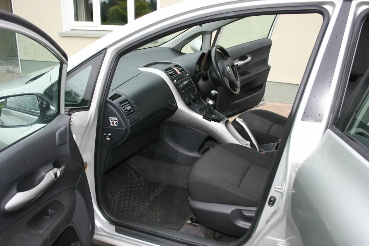 Toyota Auris 2008 - Image 2