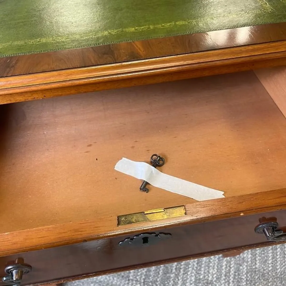 Beautiful yew twin pedestal writing desk - Image 3