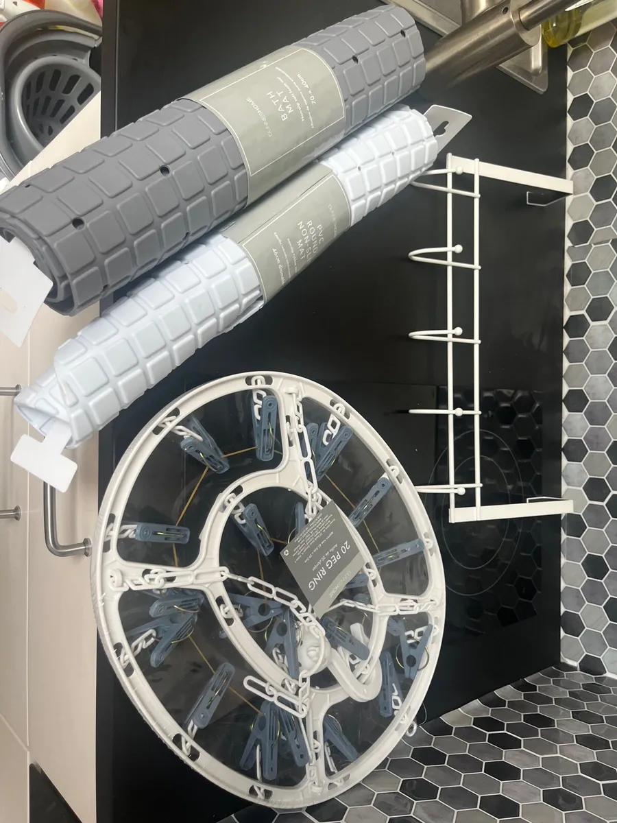 Bathroom accessories - Image 1
