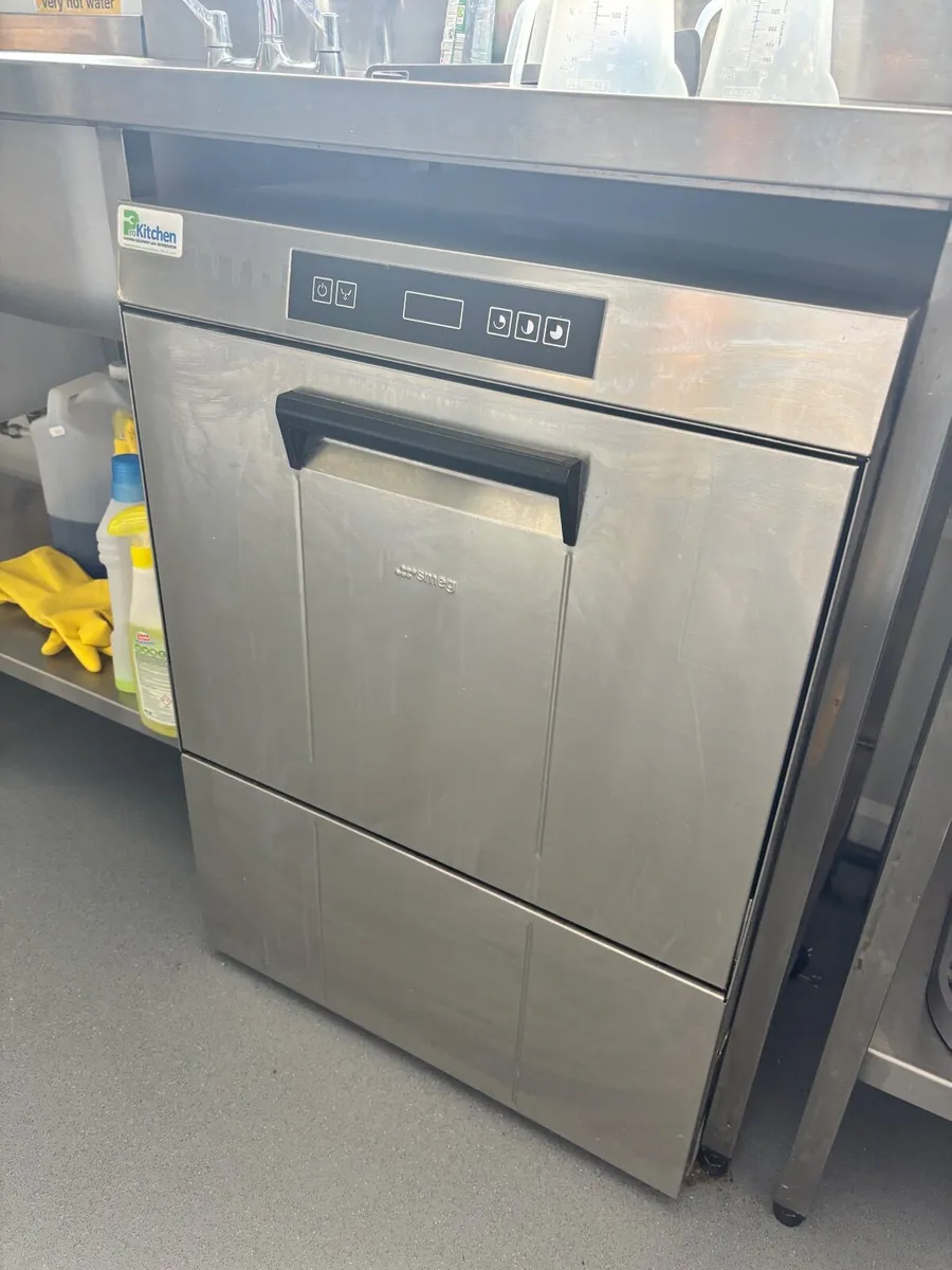 Commercial dishwasher - Image 1