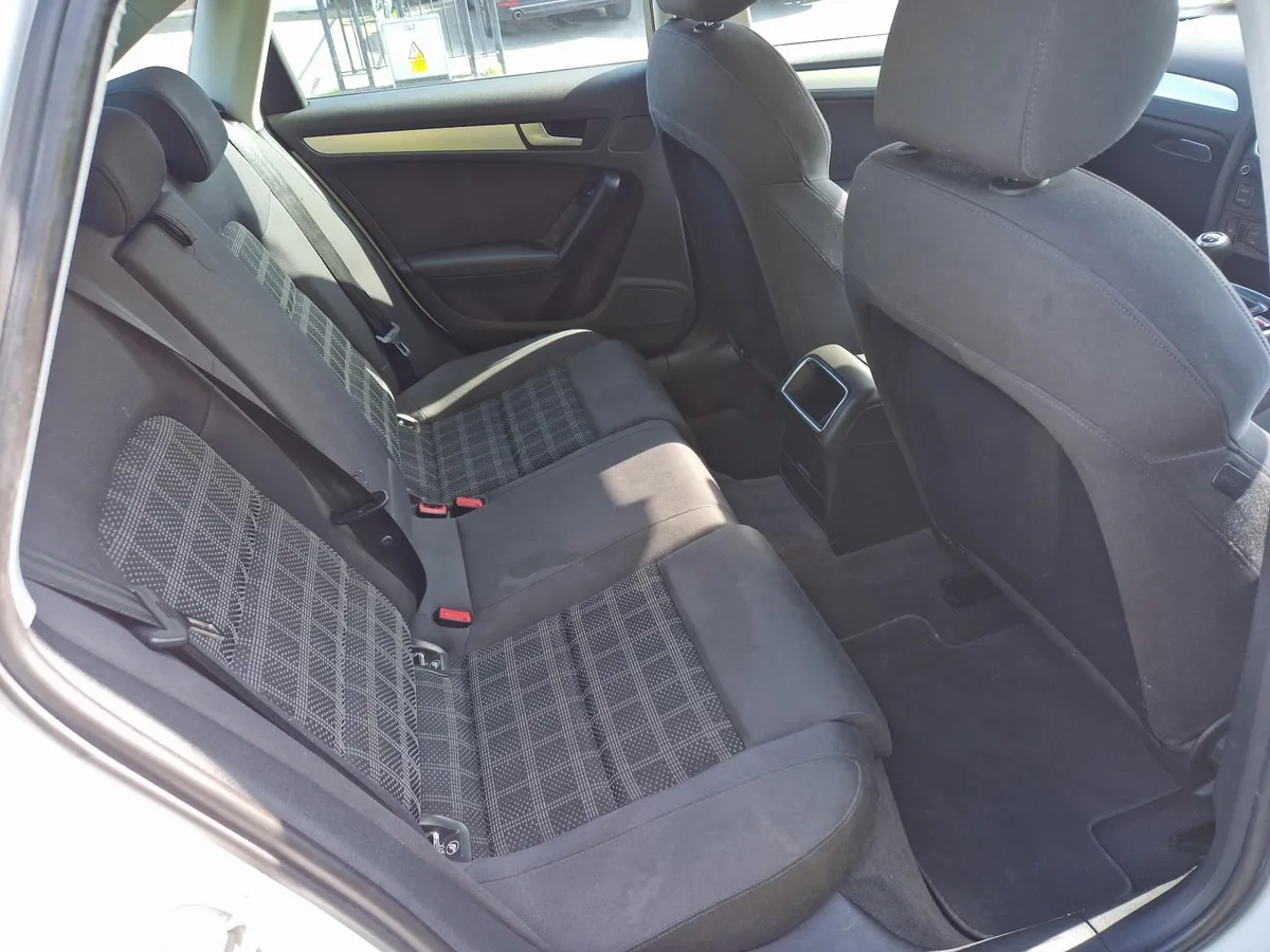Audi A4 2010 - Image 2