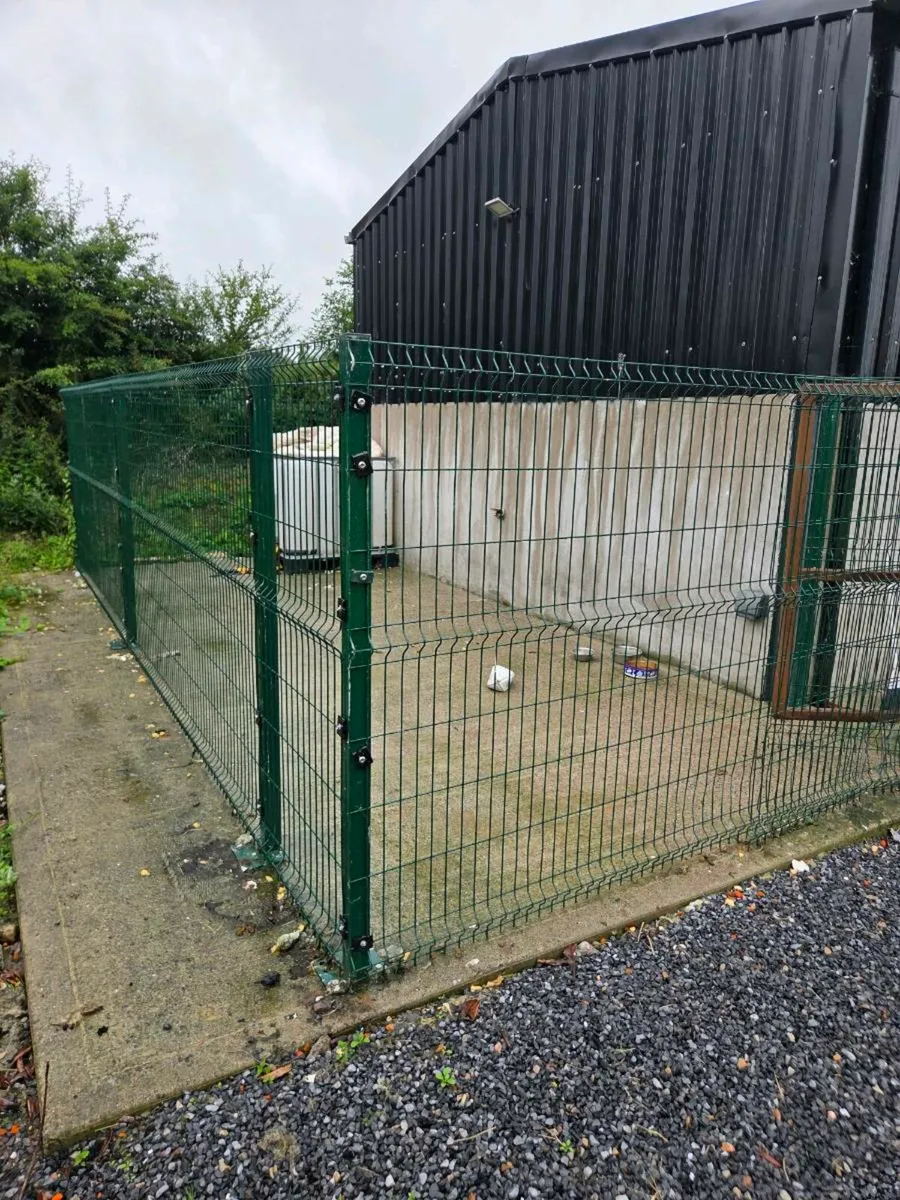 Dog pen - Image 1