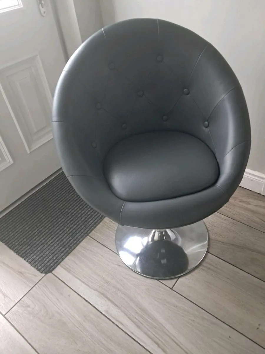 Large silver frame mirror and grey swivel chair - Image 3