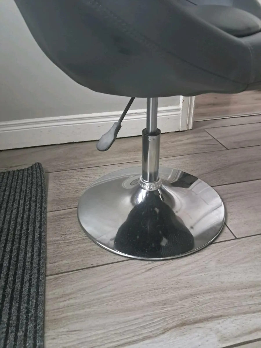 Large silver frame mirror and grey swivel chair - Image 4