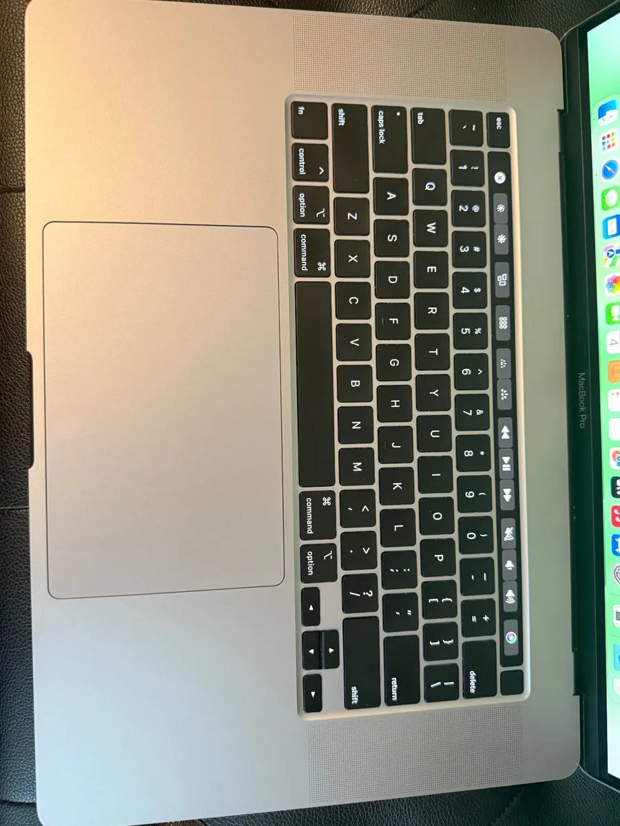 MacBook Pro 16" 2019 i7/16GB/512SSD/AMD4GB/270c - Image 4