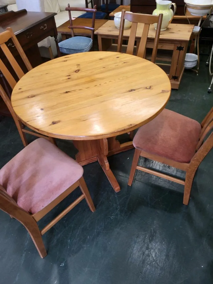 Solid pine Table and 4 chairs - Image 1