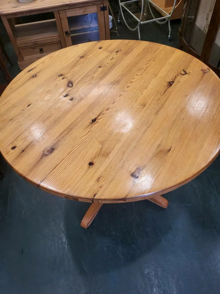 Solid pine Table and 4 chairs - Image 2