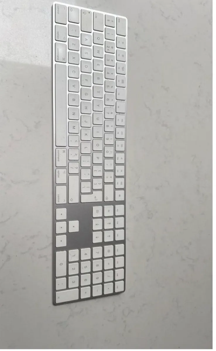 Apple Full size Keyboard - Image 3