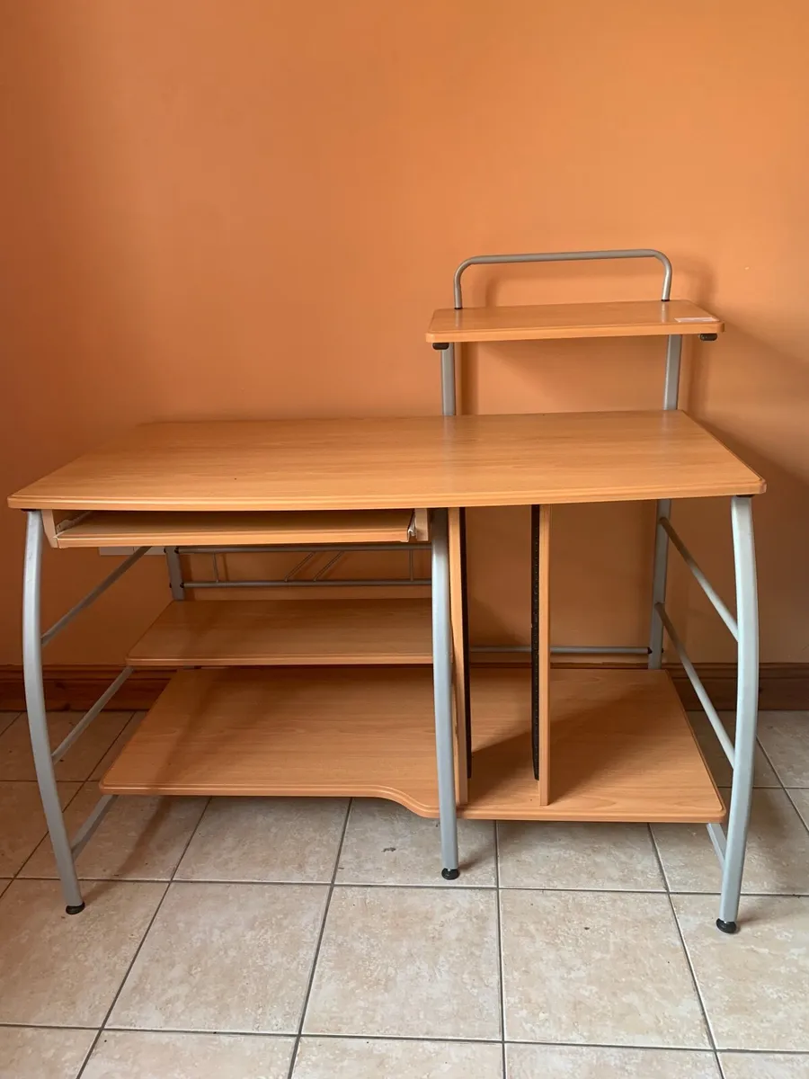 Office  desk - Image 1