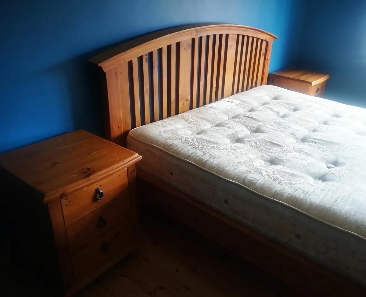 SOLID OAK SUPERKING-SIZE BED, MATTRESS AND LOCKERS - Image 2
