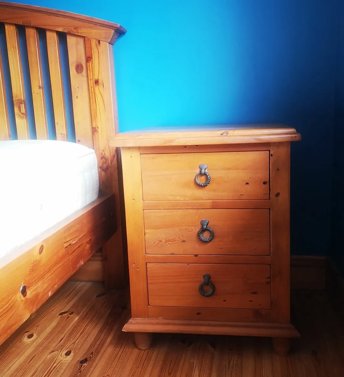 SOLID OAK SUPERKING-SIZE BED, MATTRESS AND LOCKERS - Image 4