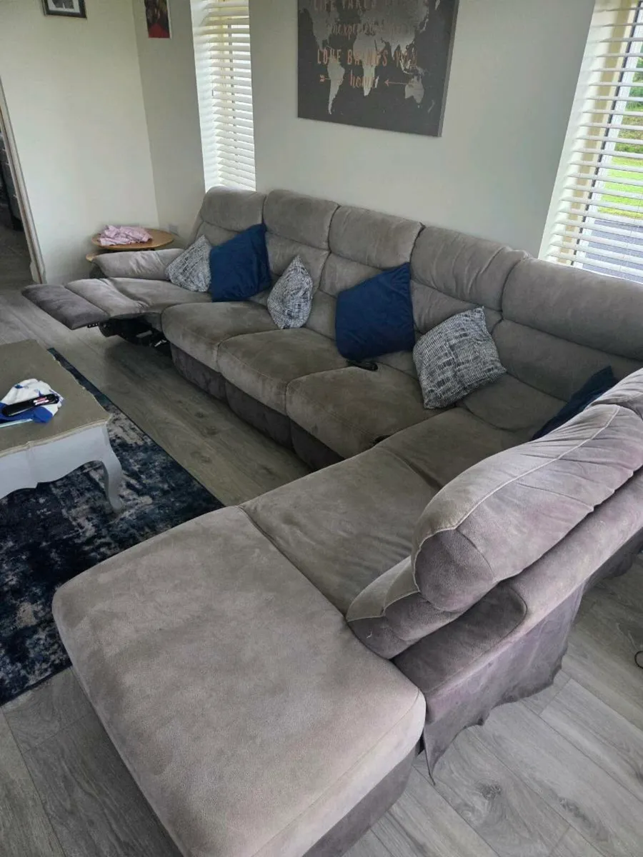 Couch and table - Image 1