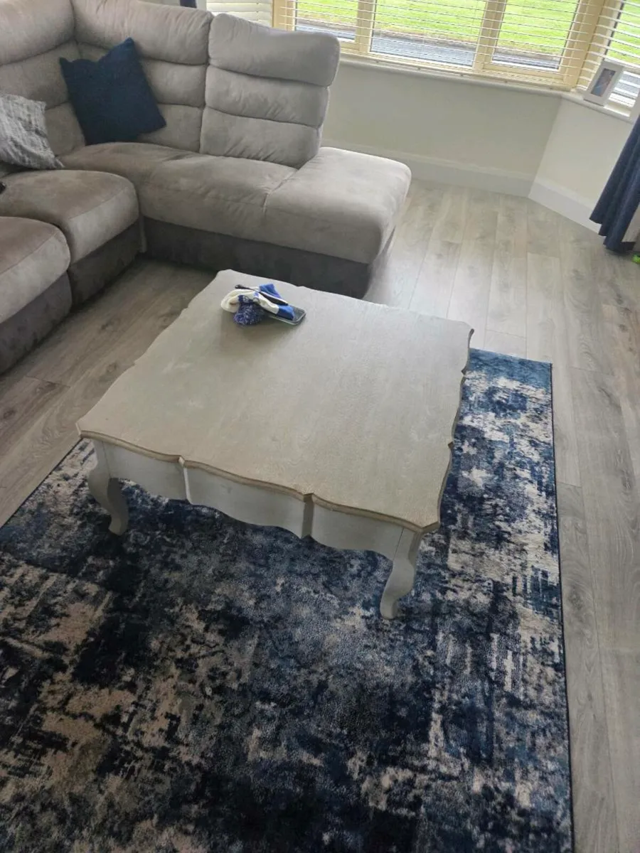 Couch and table - Image 2