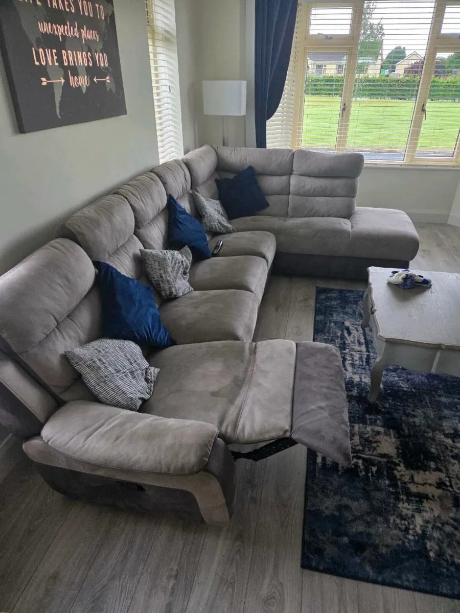 Couch and table - Image 3
