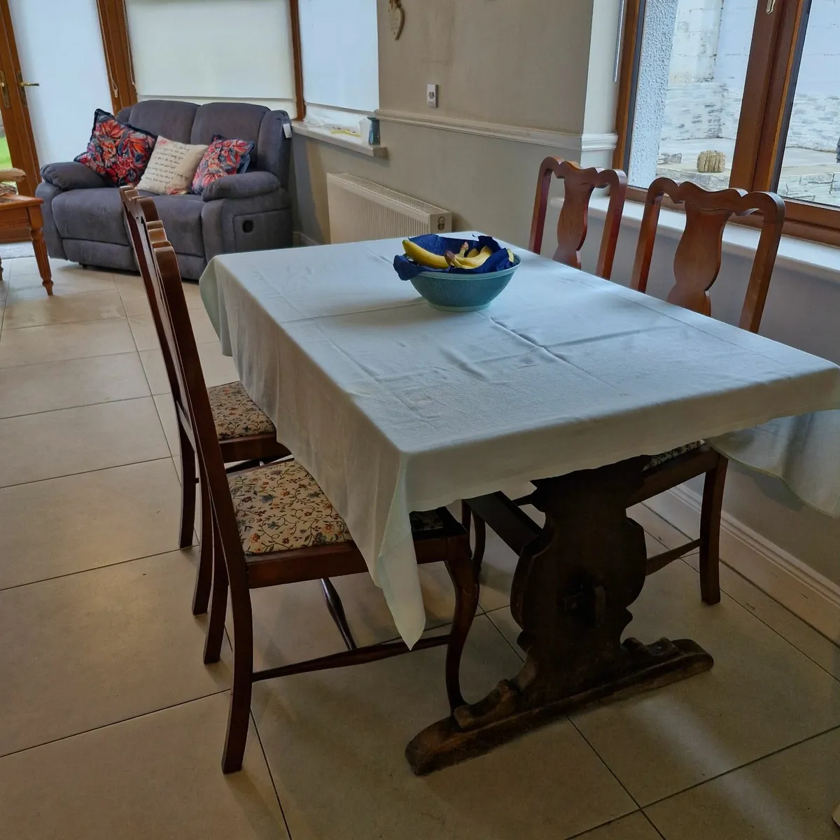 Table with 4 chairs - Image 1