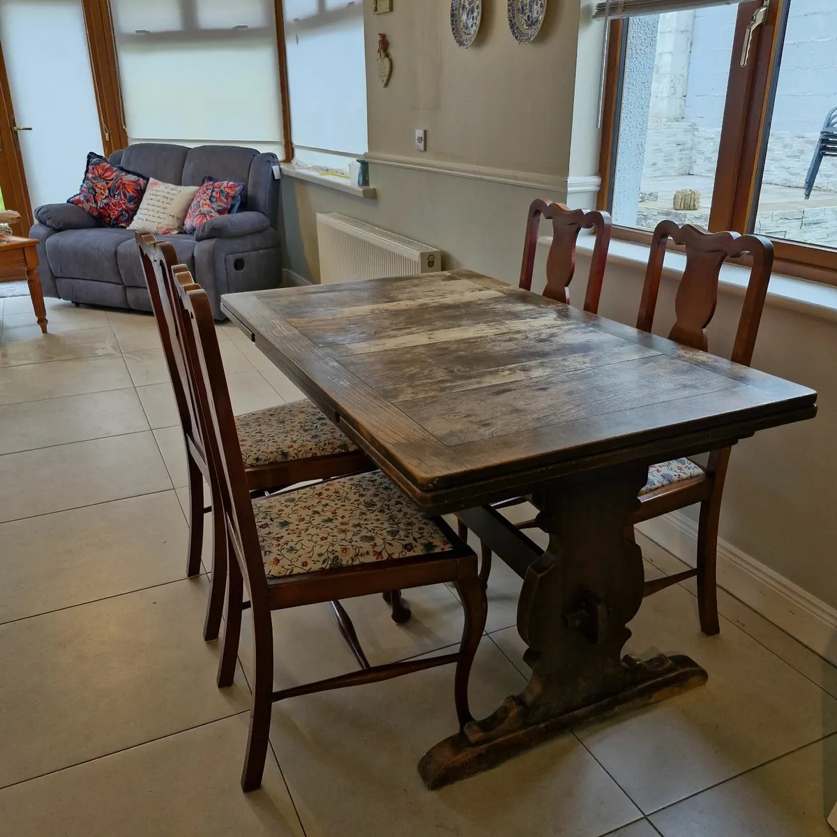 Table with 4 chairs - Image 2