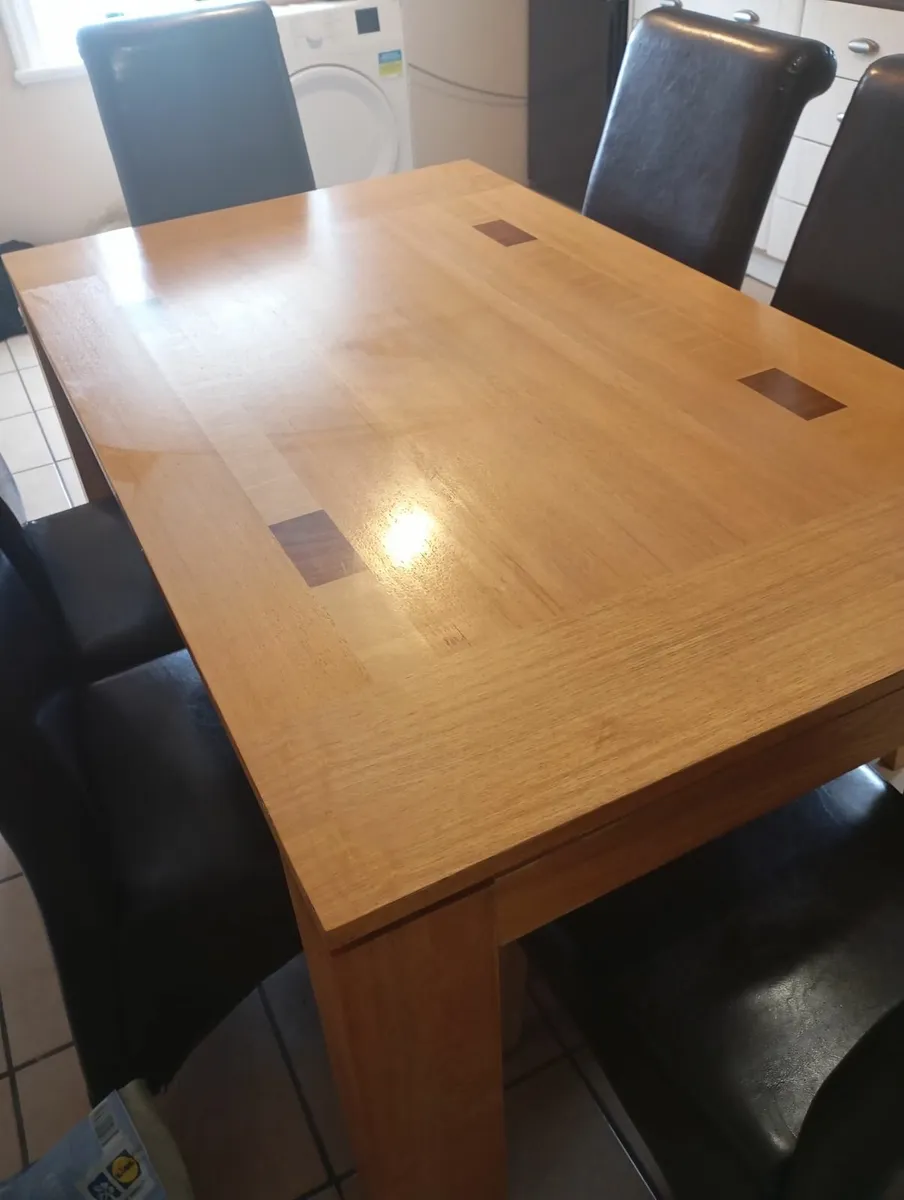 Table and chairs - Image 1