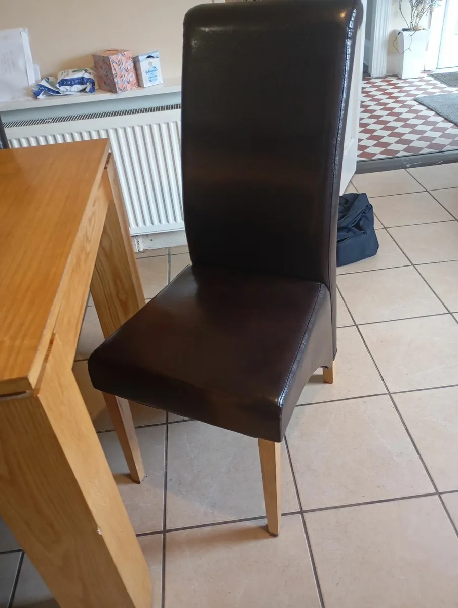 Table and chairs - Image 2