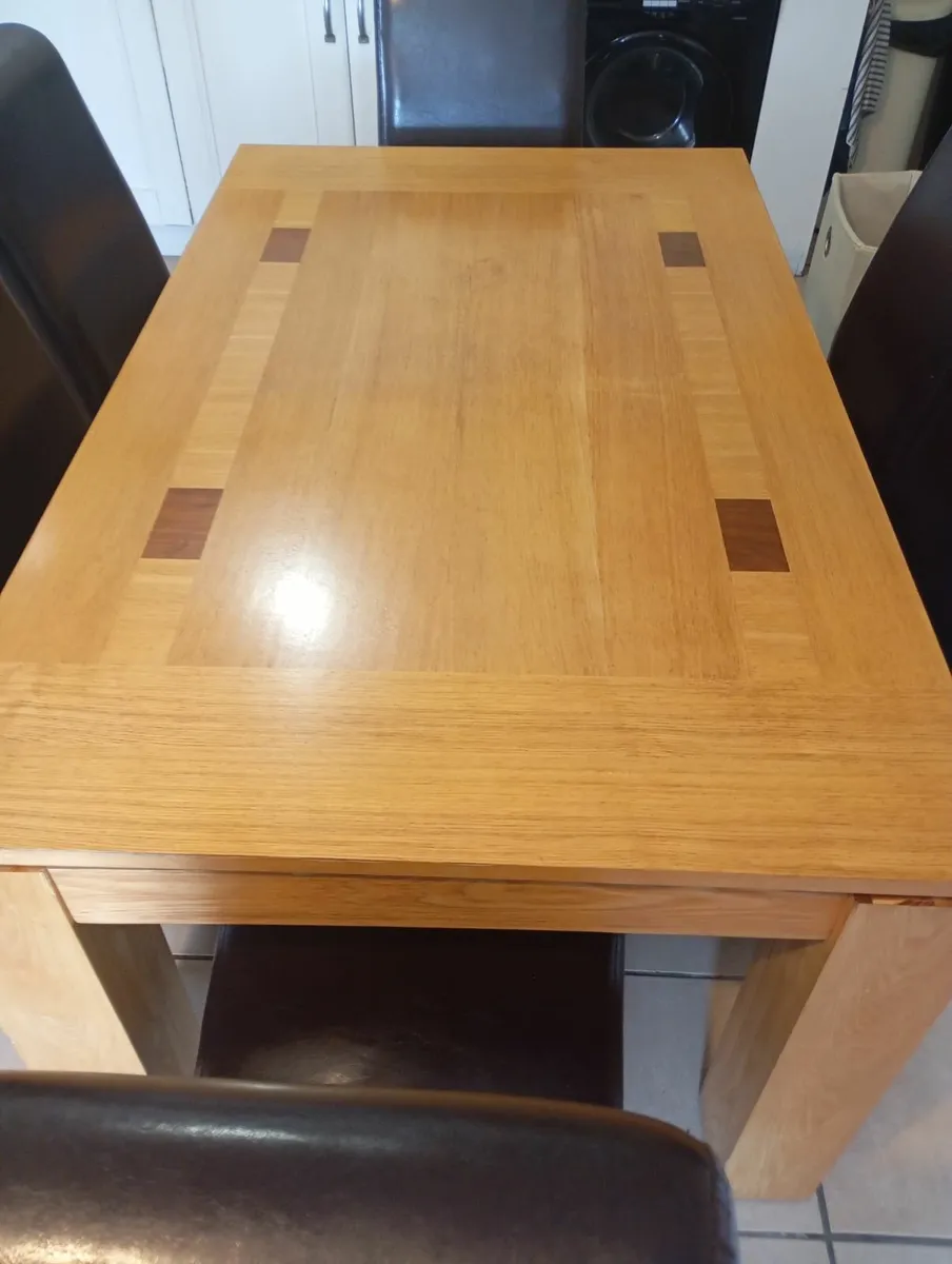 Table and chairs - Image 3