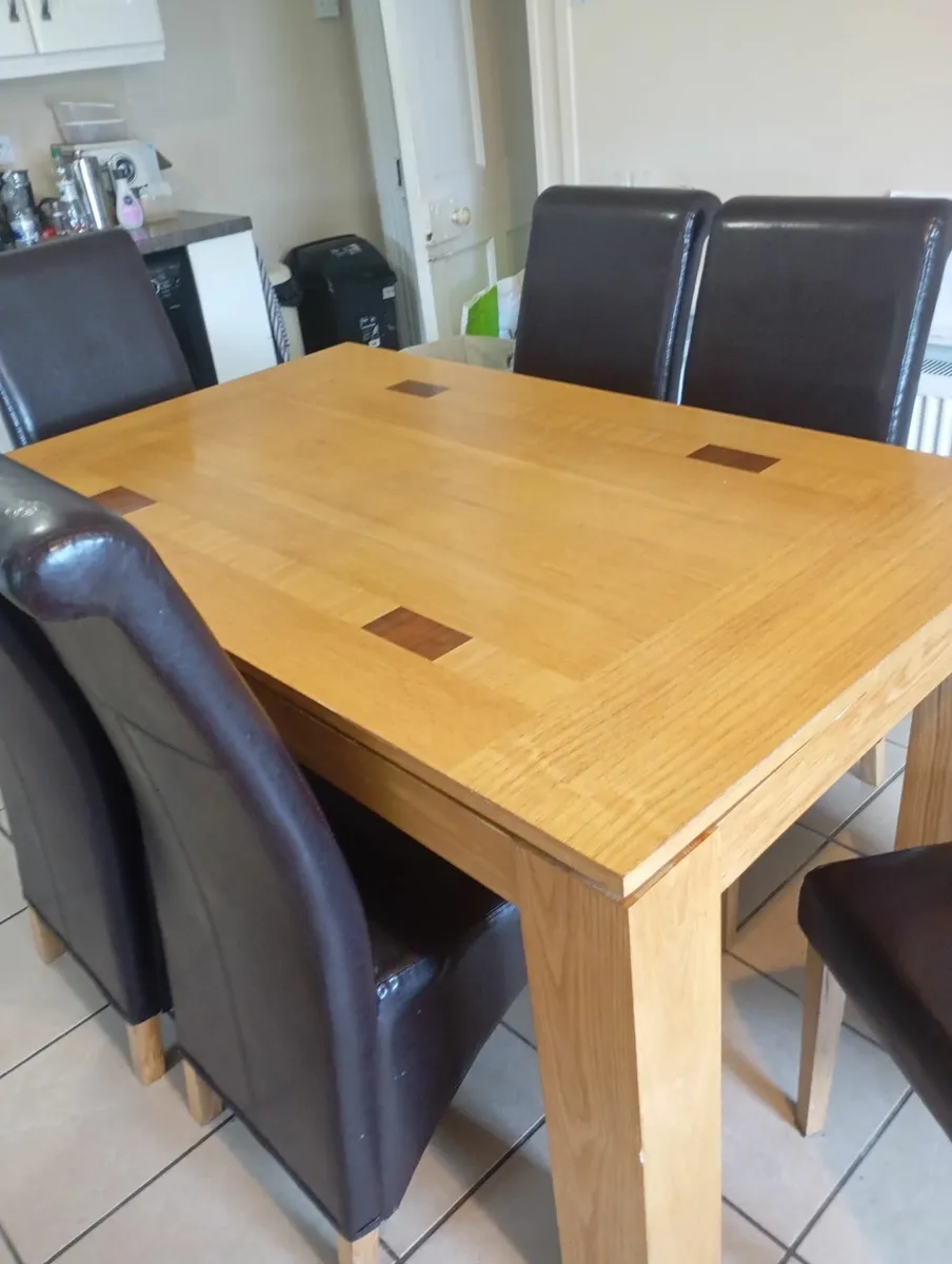 Table and chairs - Image 4