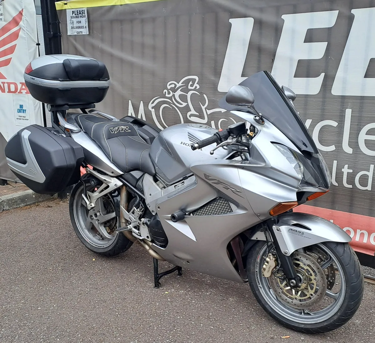 *SOLD AS IS* 2004 HONDA VFR800 V4 - Image 2