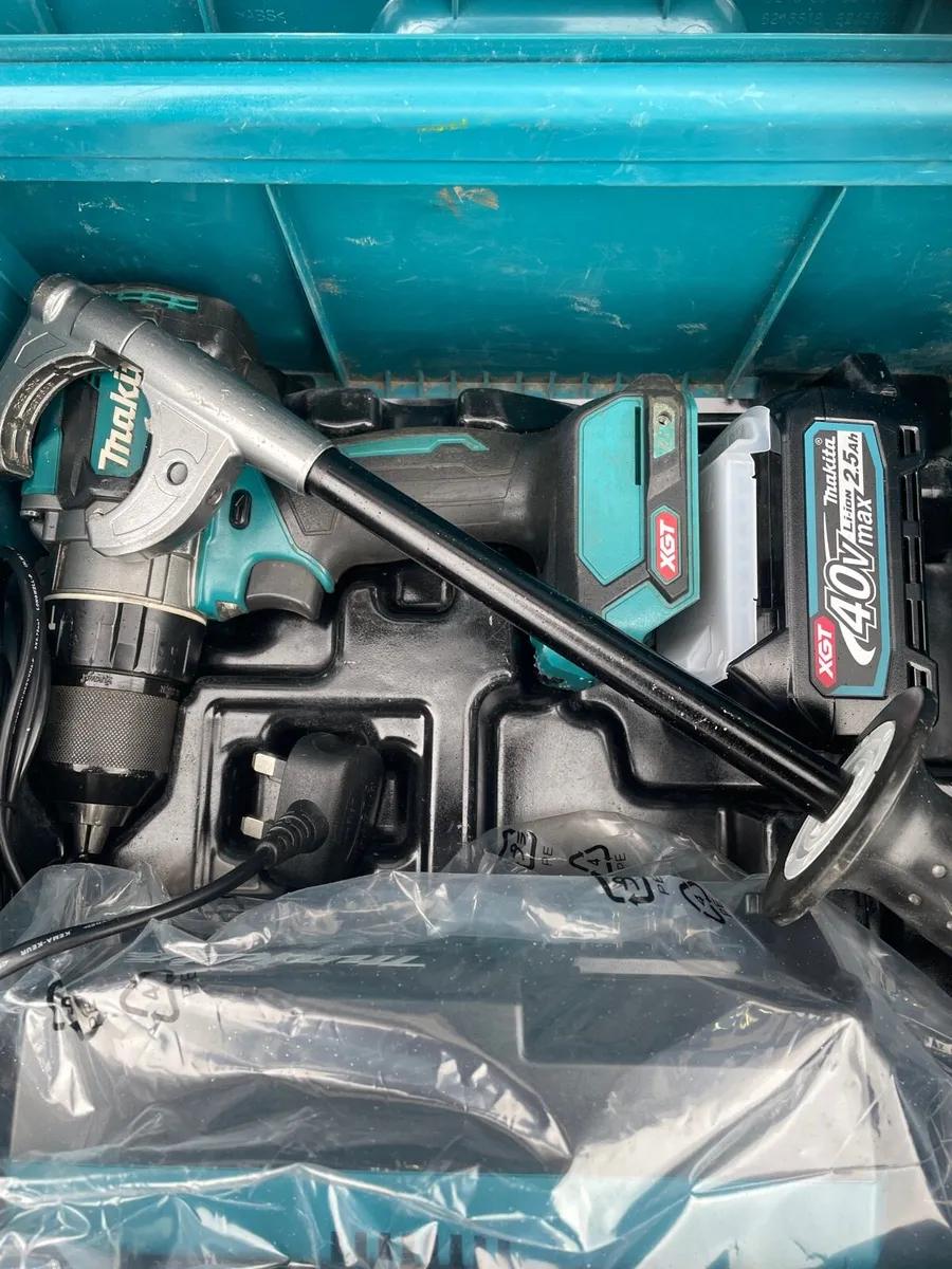 Makita 40v drill battery and charger in makita box - Image 1