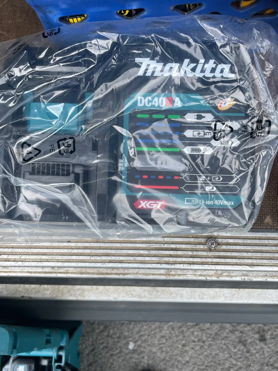 Makita 40v drill battery and charger in makita box - Image 2