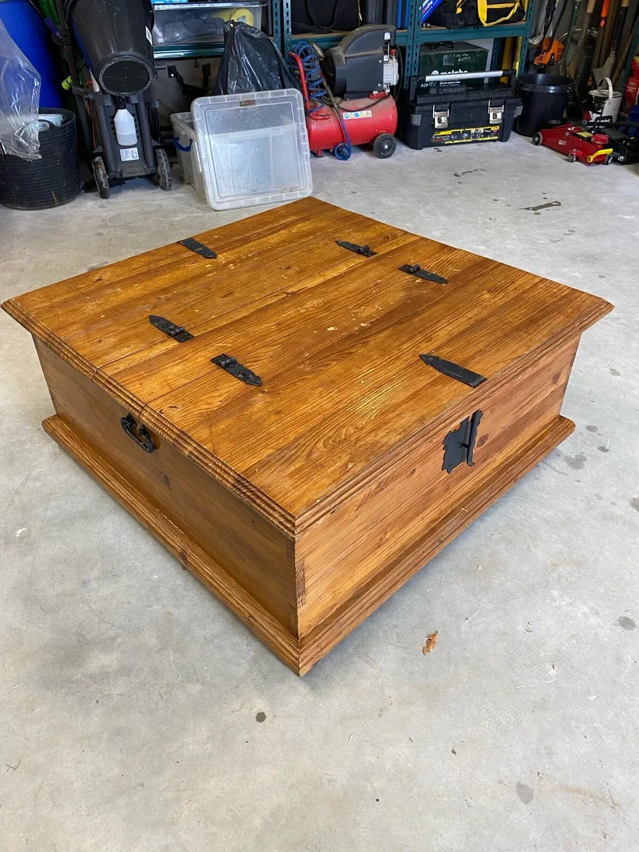 Pine coffee table storage trunk - Image 1