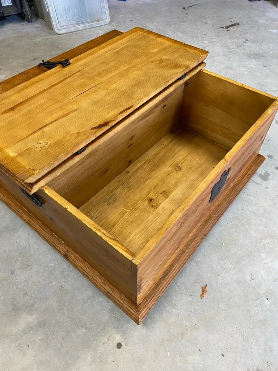 Pine coffee table storage trunk - Image 2