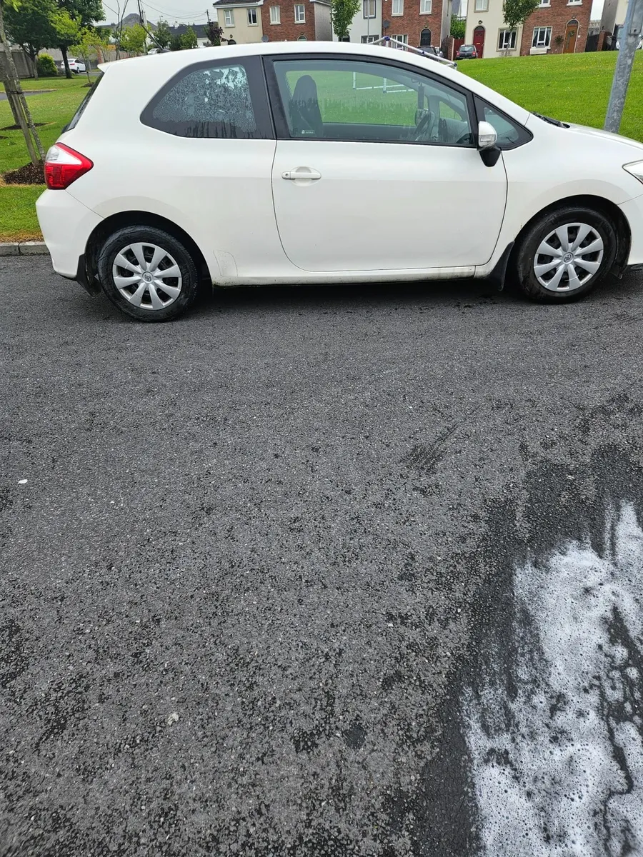Toyota Auris 2012 - Image 2