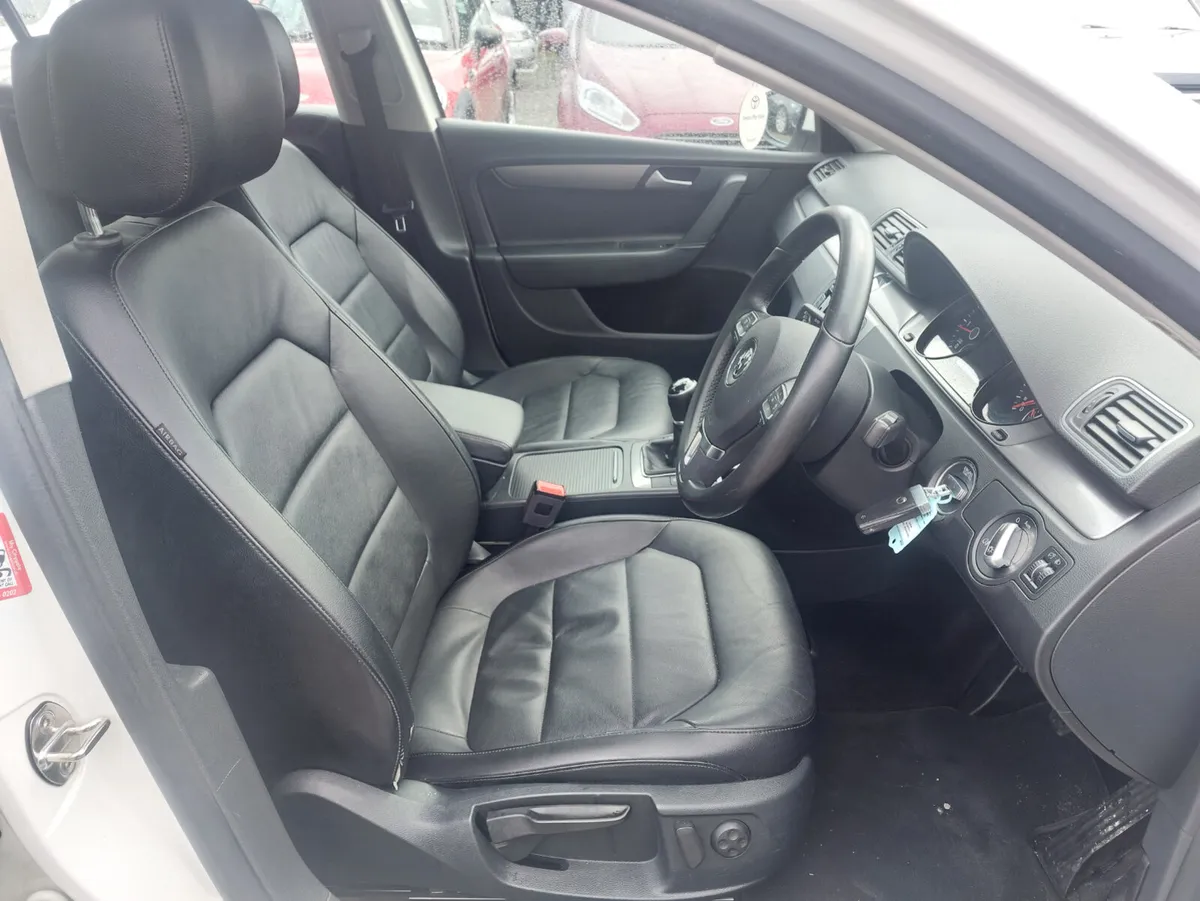 Volkswagen Passat 2014 - Image 2