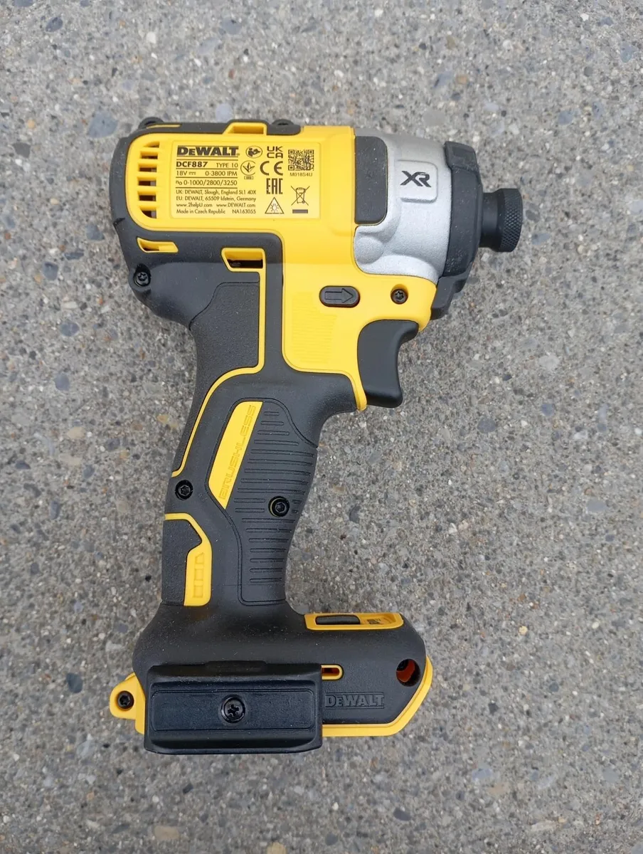 DeWalt dcf887 Fast Charger and 5ah Battery (New) - Image 3