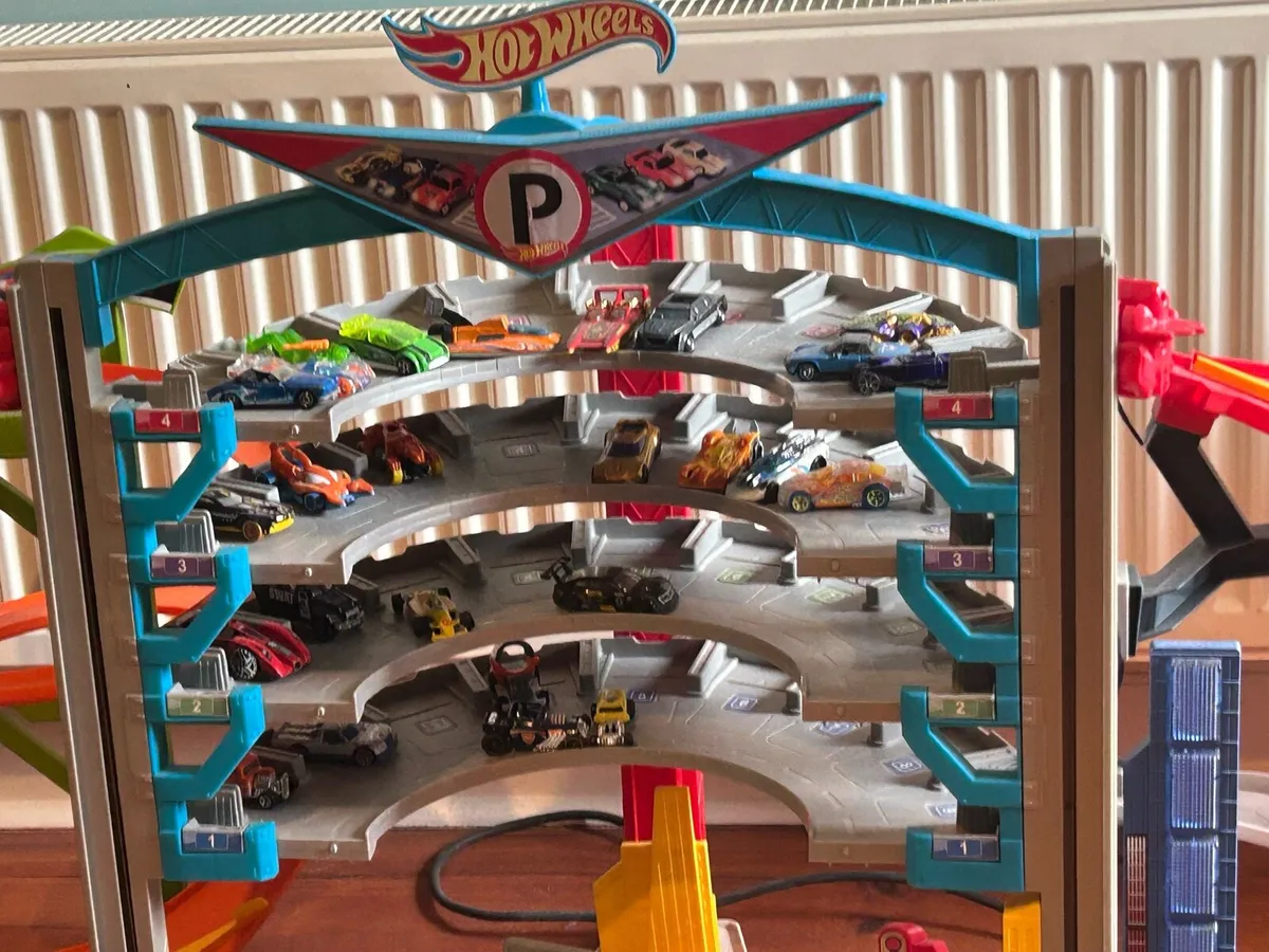 Hot wheels shark multi story park with 40+ cars - Image 1