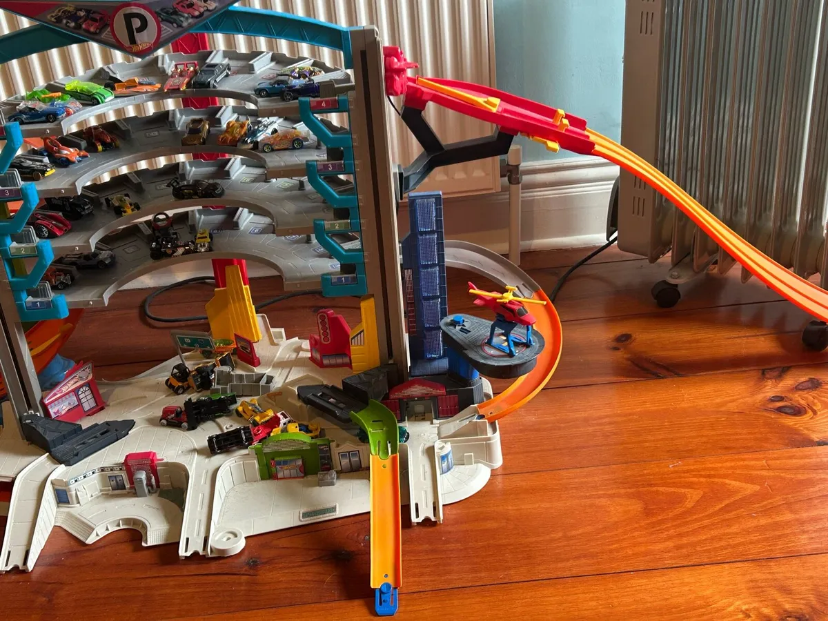 Hot wheels shark multi story park with 40+ cars - Image 2