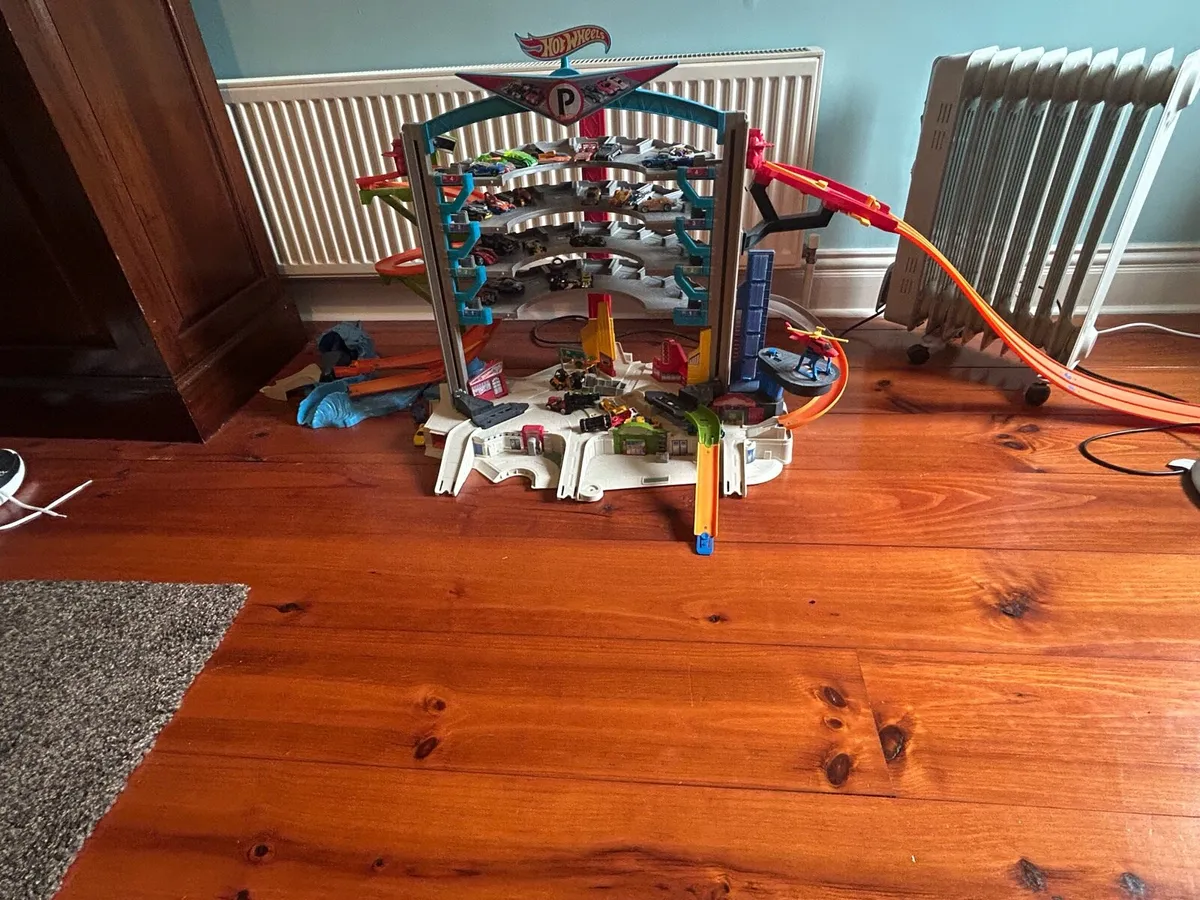 Hot wheels shark multi story park with 40+ cars - Image 3