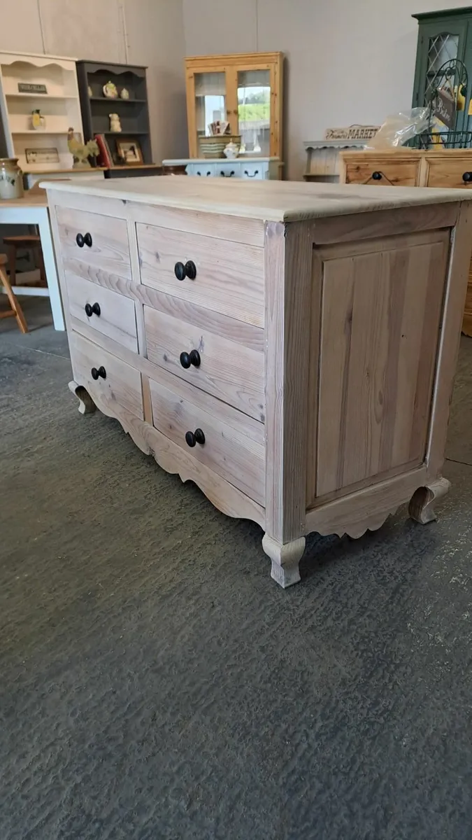 Large vintage pine chest of drawers - Image 3