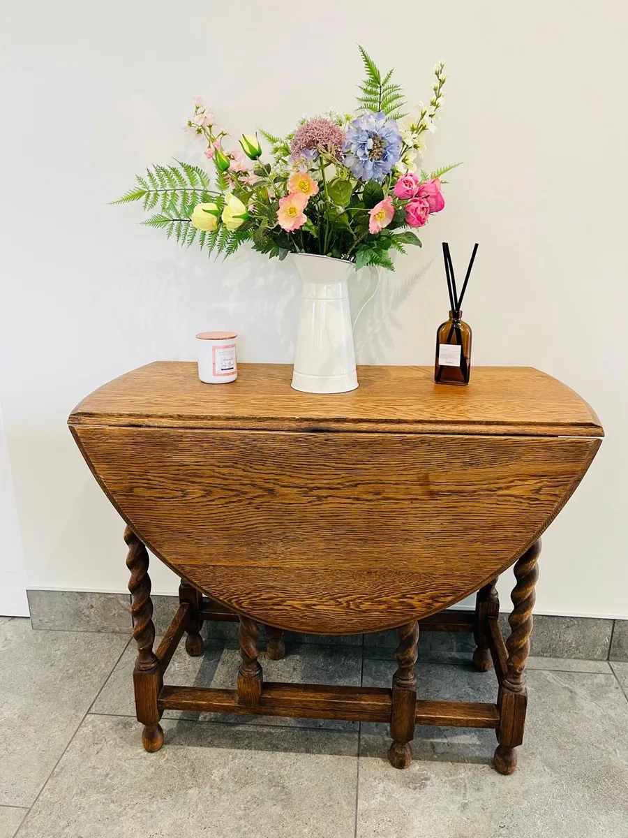 Oak gate leg table - Image 1