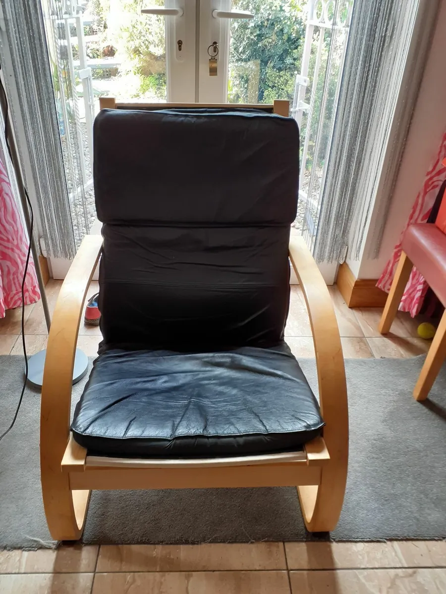 Leather lounge chair and lamp - Image 1