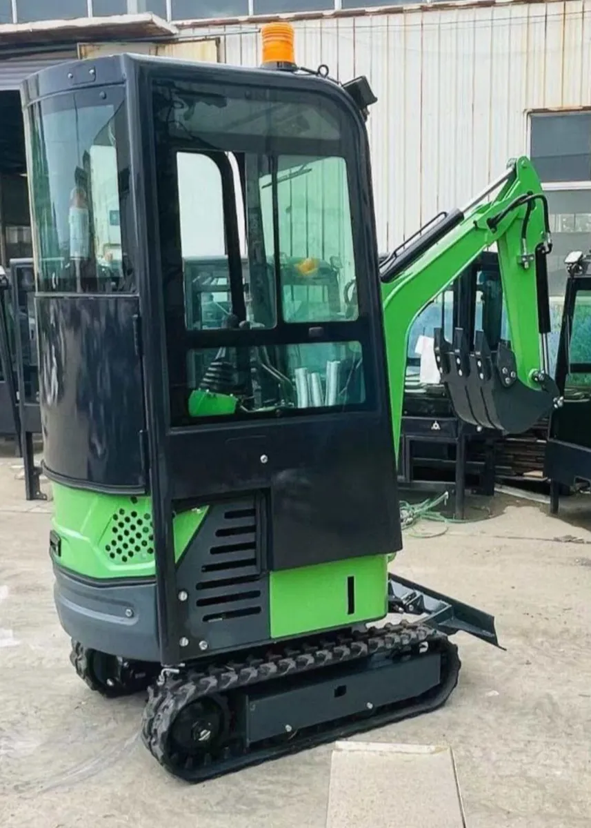1.5t mini digger - Image 1