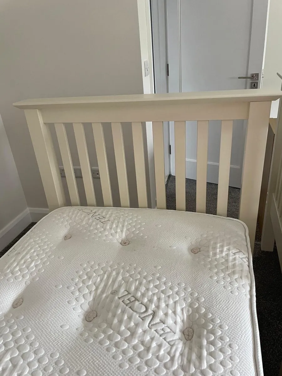 Single Beds and Locker - Image 4