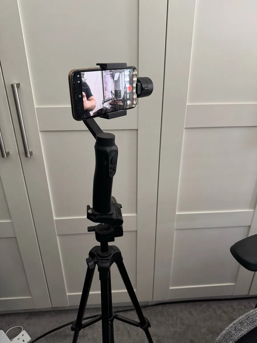 Zhiyun Smooth-Q iPhone Gimbal with tripod - Image 4