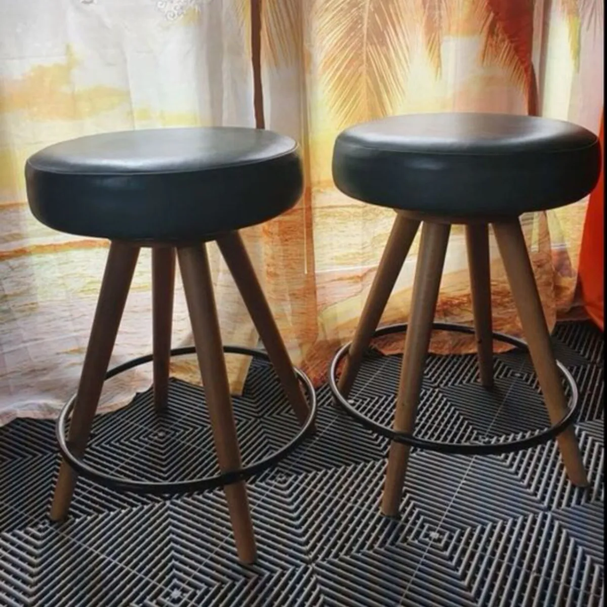 4 bar chairs / stools. - Image 2