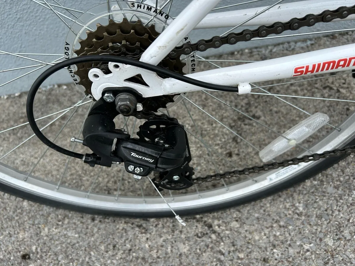 Challenge Hybrid Bicycle - Image 4