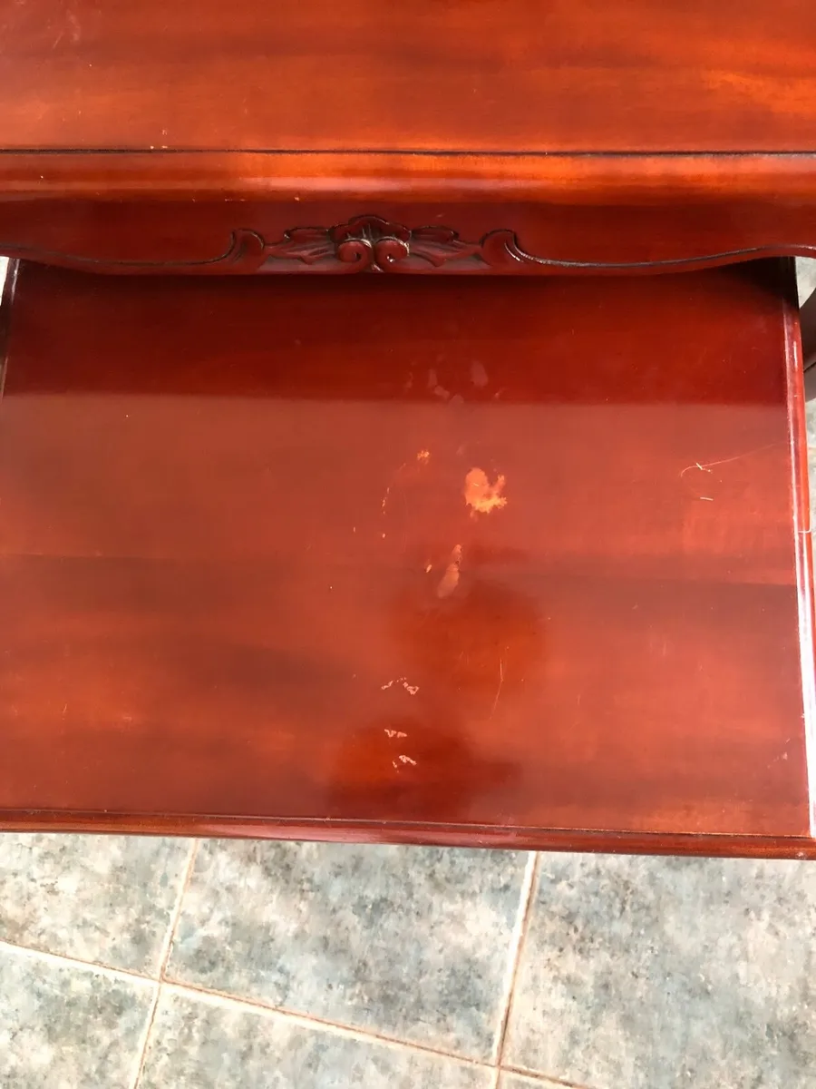A mahogany nest of tables - Image 1